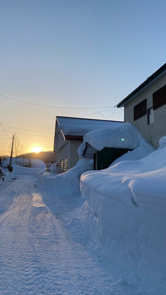 雪の積もる美唄の町並みと夕日
