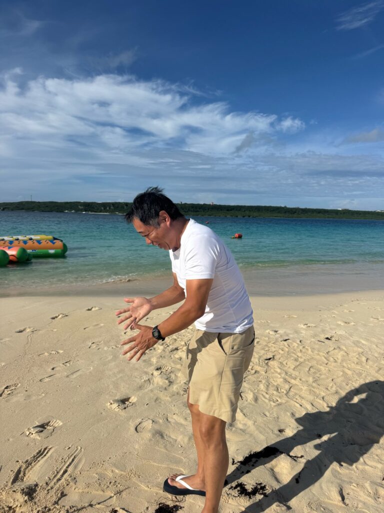 宮古島のビーチで海を前にする様子