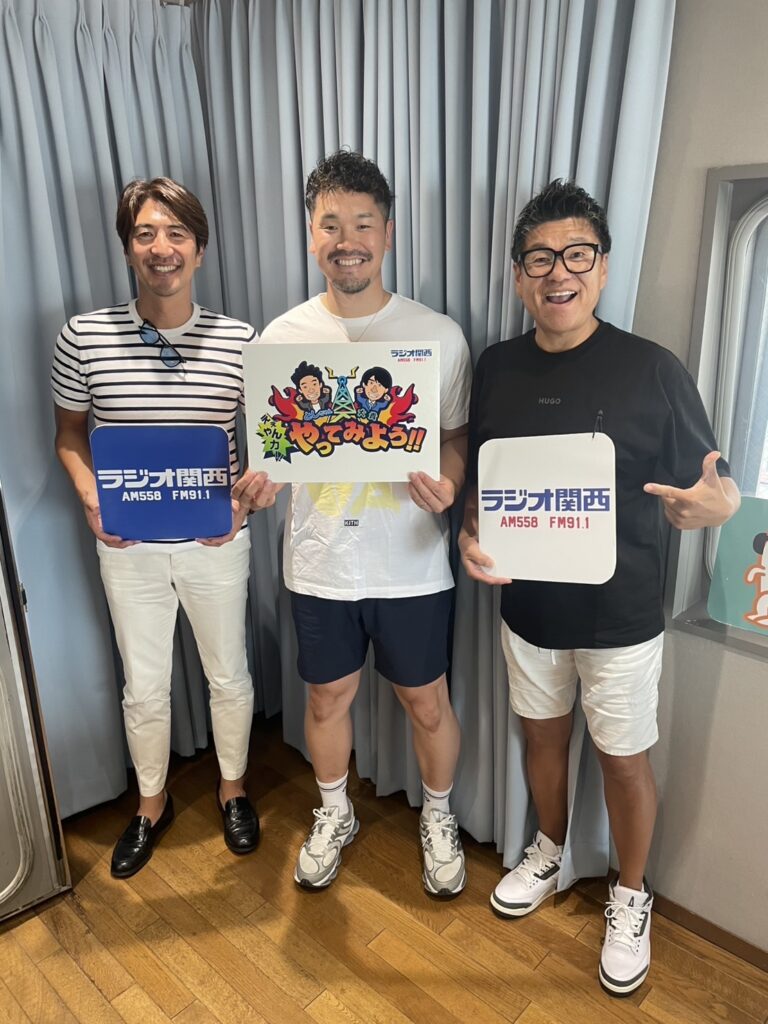 ラジオ関西のスタジオにて T-岡田さんと出演者の集合写真